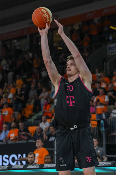 她更像是一 她更像是一